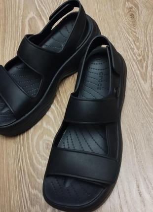 Босоножки на платформе crocs