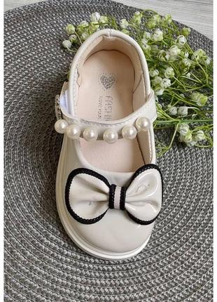 Лакированные туфли для девочек necklace белые7 фото