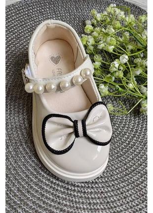 Лаковані туфлі для дівчаток necklace білі8 фото