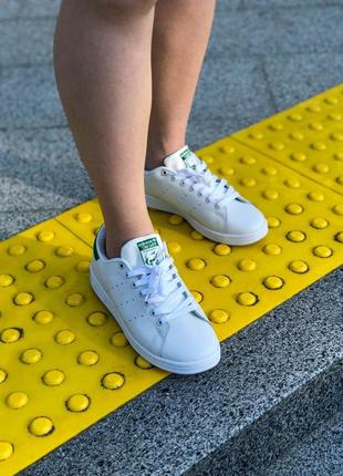 Жіночі кросівки adidas stan smith білого кольору