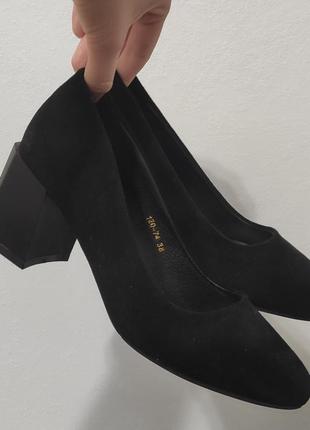 Черные замшевые туфли