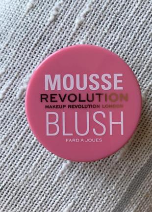 Румяна makeup revolution mousse оттенок squeeze me soft pink 6 гр