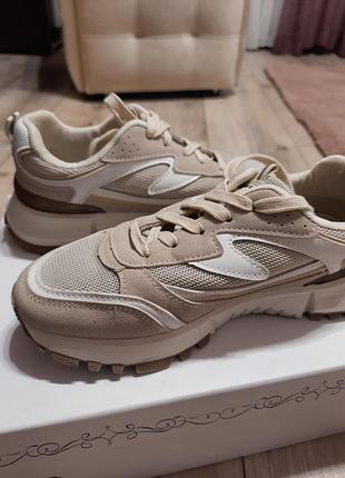 Жіночі кросівки