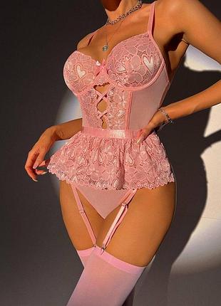 Кружевной бодик с поясом и подтяжками.