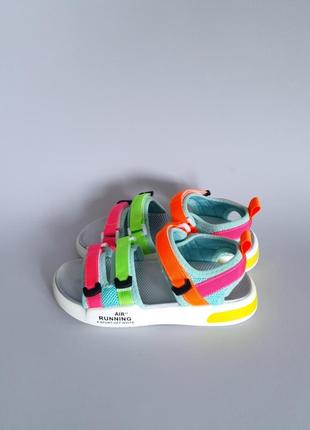 Сандалии цветные гибкие и удобные.