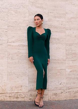 Елегантна сукня з розрізом