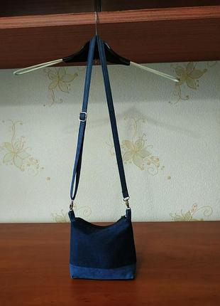 Компактна маленька джинсова сумочка через плече, на блискавці, з ручкою, яка регулюється.