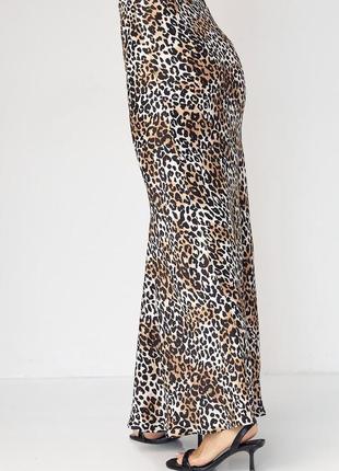 Атласная юбка макси с леопардовым принтом4 фото