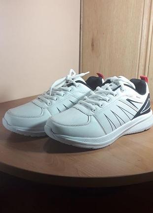 Кроссовки белые