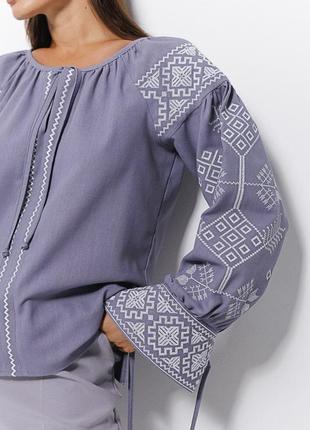 Вышиванка с геометрией гладью и завязками на манжентах