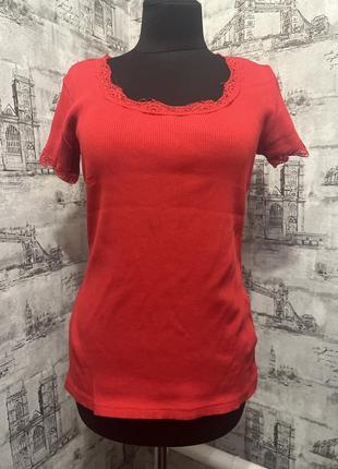 Червона футболка в рубчик