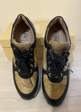 Кросівки жіночі