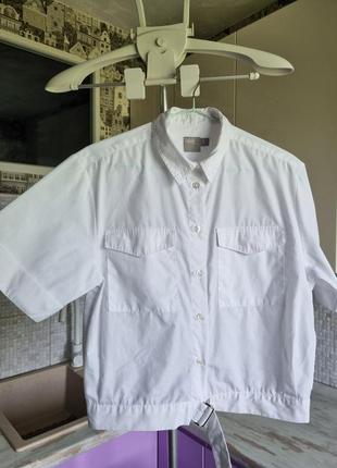 Стильова брендова жіноча біла коротка вкорочена бавовняна сорочка блуза з коротким рукавом нагрудними великими кишенями оверсайз oversize asos s xs2 фото