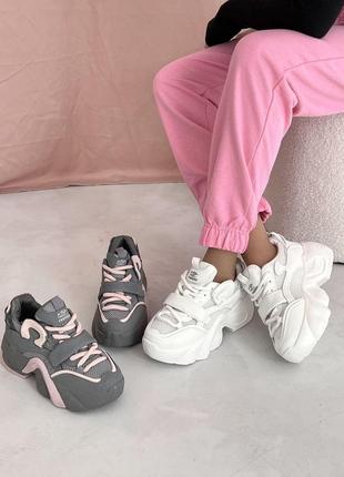 Серо-розовые и белые женские кроссовки в текстильную сеточку на массивной подошве