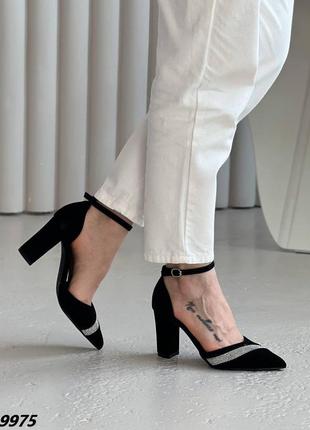 Женские открытые чёрные экозамшевые туфли с острым носком с камнями