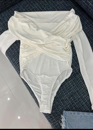 Боди молочный белый со спущенными плечами, переплет