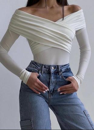 Боди молочный белый со спущенными плечами, переплет