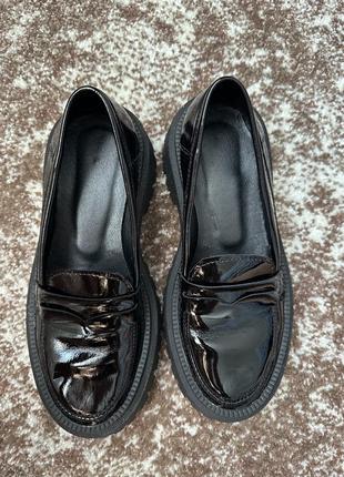 Лаковані туфлі