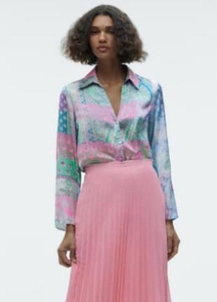 Сатирова блузка zara з принтом печворк