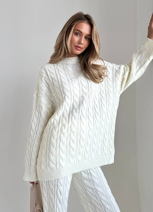 Білий в'язаний костюм oversize: вишуканий стиль і комфорт
