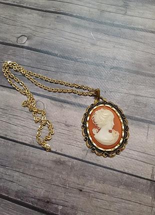 Большой кулон на цепочке камея пластмк
