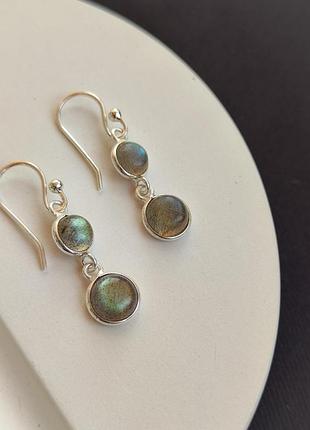 Сережки з натуральним лабрадором коло. кульчики мініатюрні лабрадор в сріблі. індія.