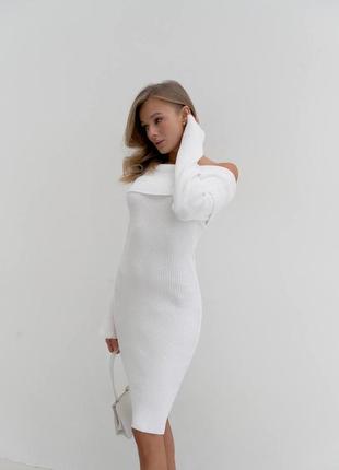 Хлопковое вязаное платье с открытыми плечами белая меди3 фото