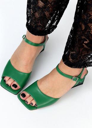 Стильные женские босоножки открытые на ремешку, в зеленом цвете, квадратный носок. прозрачный каблук9 фото