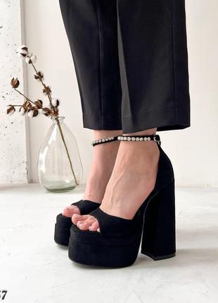 Женские чёрные замшевые босоножки на ремешке с камнями на высокой платформе и широком каблуке братц2 фото