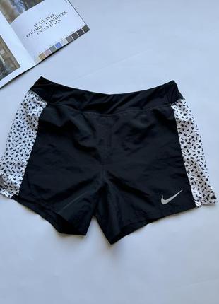 Спортивные шорты