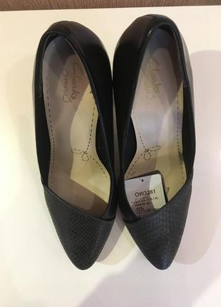 Продам новые туфли clarks 40 размера.