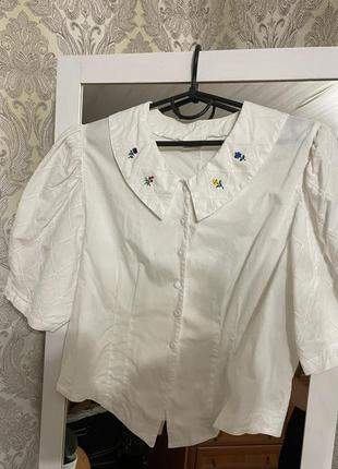 Рубашка с вышитым воротником