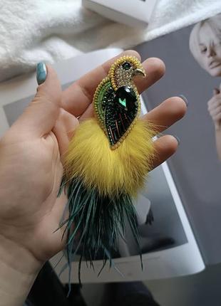 Брошь яркая тропическая птичка желтая зеленая с перьями2 фото