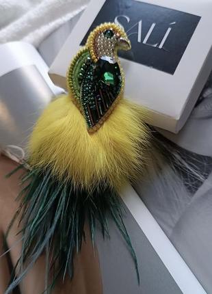 Брошь яркая тропическая птичка желтая зеленая с перьями5 фото