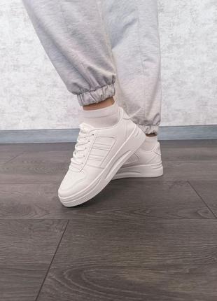 Кроссовки белые