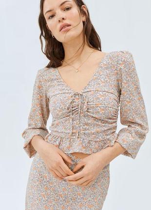 Топ блузка нюдового кольору з квітковим принтом h&m