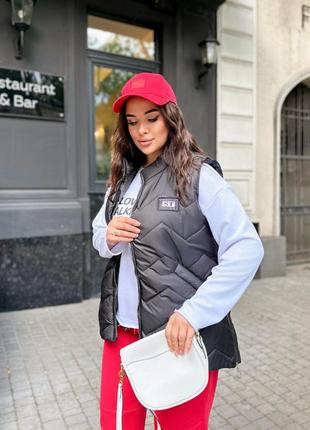 Стильная стеганая жилетка больших размеров