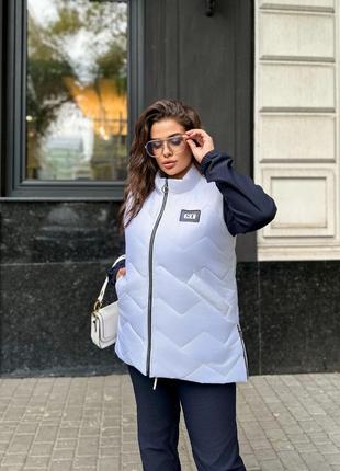 Стильная стеганая жилетка больших размеров