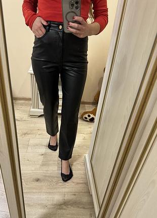 Чорні шкіряні штани zara брюки джинси мом з еко шкіри hm mango massimo dutti ivina
