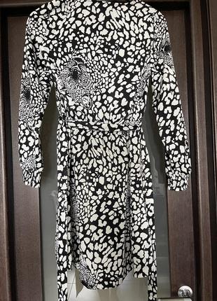 Сукня в анімалістичному стилі леопард