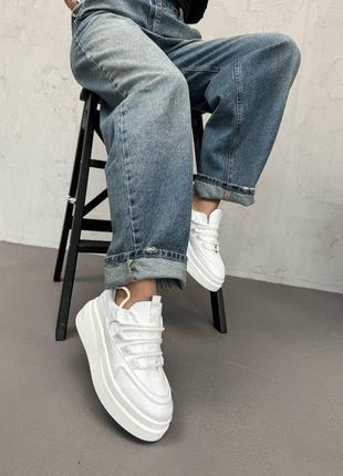 Стильные белые кеды на платформе