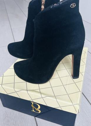 Замшевые ботильоны