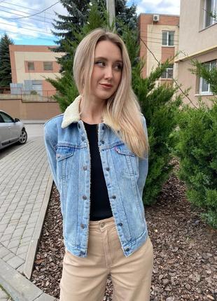 Джинсовка levi’s шерпа жіноча оригінал куртка джинсова утеплена10 фото
