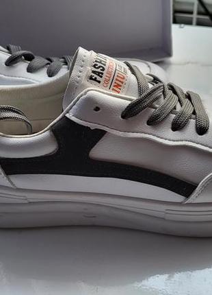 Кроссовки женские