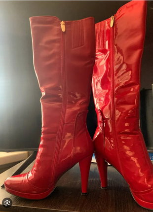 Неймовірні червоні лакові чоботи2 фото