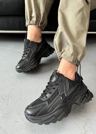 Стильные черные кроссовки
