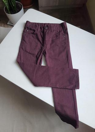 Стильные джинсы цвета марсала