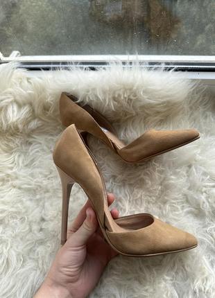Базові замшеві бежеві лодочки на шпильці steve madden
