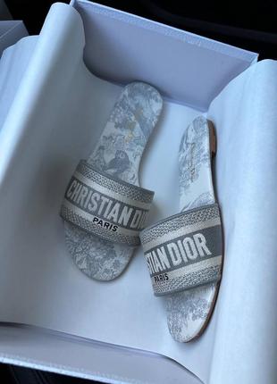 Женские шлепанцы в стиле cr. dior sandal white/grey premium.3 фото