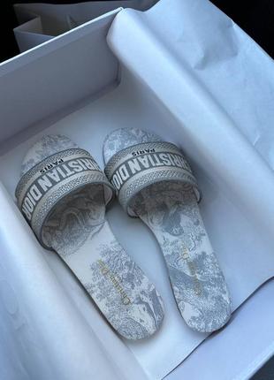 Жіночі шльопанці в стилі cr. dior sandal white/grey premium.5 фото